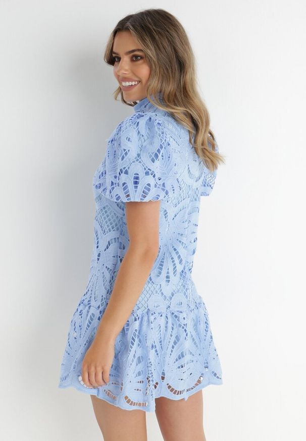 Born2be - Jasnoniebieska Sukienka Cilleis. Typ kołnierza: kołnierzyk stójkowy. Kolor: niebieski. Materiał: koronka. Wzór: ażurowy, aplikacja, koronka. Styl: elegancki. Długość: mini