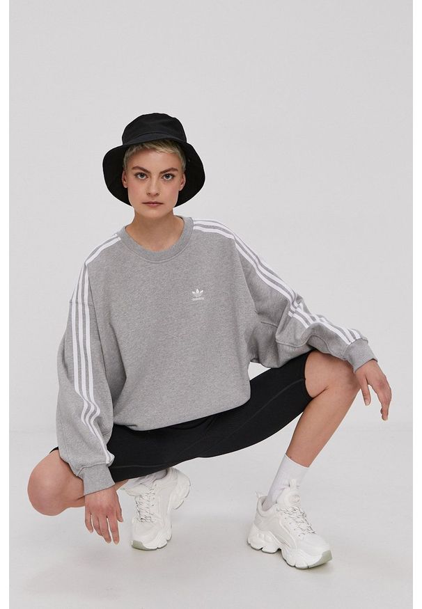 adidas Originals - Bluza bawełniana. Okazja: na co dzień. Kolor: szary. Materiał: bawełna. Długość rękawa: długi rękaw. Długość: długie. Wzór: aplikacja. Styl: casual