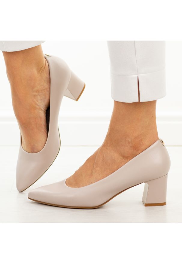 J.Szare czółenka damskie na obcasie Sergio Leone Pb413. Okazja: na wesele, do pracy, na ślub cywilny. Kolor: szary. Materiał: skóra. Sezon: wiosna, lato, jesień. Obcas: na obcasie. Styl: klasyczny, elegancki. Wysokość obcasa: średni