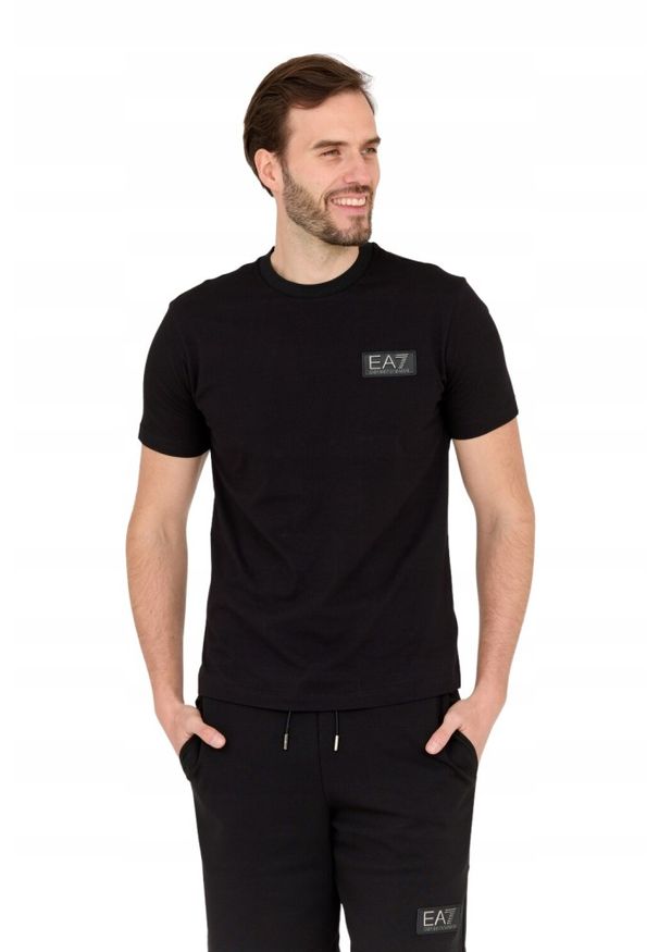 EA7 Emporio Armani - EA7 Czarny męski t-shirt z naszywką z logo, Rozmiar XL. Kolor: czarny. Wzór: aplikacja