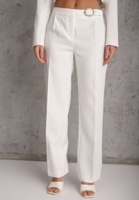 Renee - Białe Spodnie Garniturowe na Kant VICES Zdobione Zapięciem z Klamrą Azisore. Okazja: na imprezę. Kolor: biały. Materiał: jedwab, skóra. Wzór: aplikacja #4