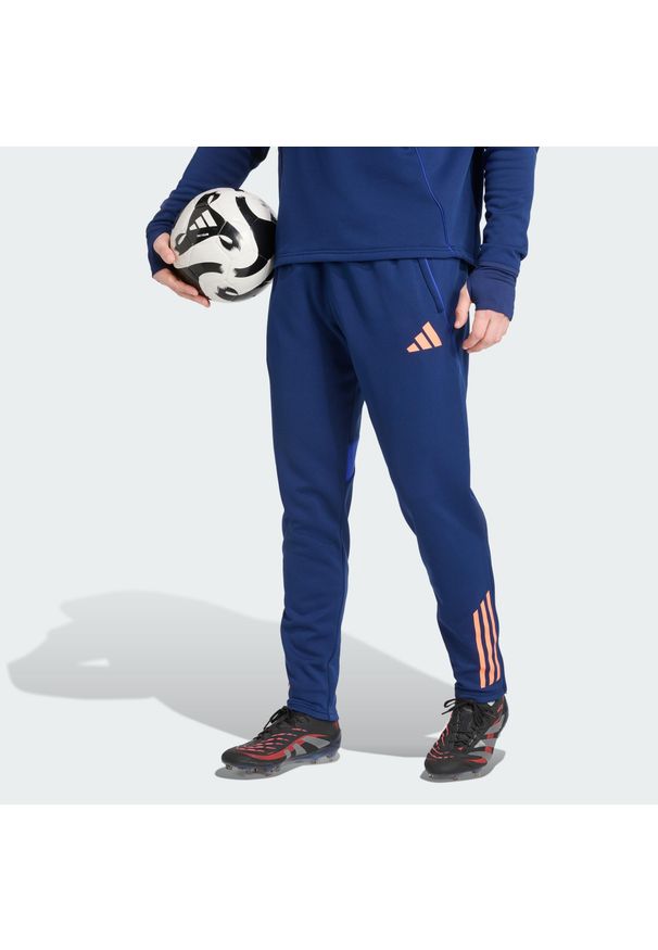 Adidas - Spodnie Tiro 25 Competition Winterized. Kolor: pomarańczowy, niebieski, wielokolorowy. Materiał: dresówka. Sport: fitness, piłka nożna