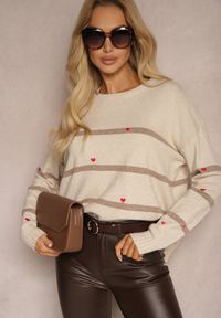 Renee - Beżowy Sweter w Paski Ozdobiony Haftowanymi Sercami Nerissea. Okazja: na co dzień. Kolor: beżowy. Wzór: haft, paski, aplikacja. Styl: klasyczny, casual
