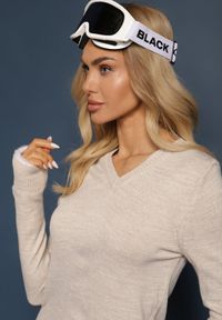 Renee - Jasnobeżowy Sweter w Klasycznym Stylu z Dekoltem w Serek Feliriel. Okazja: na co dzień. Typ kołnierza: dekolt w serek. Kolor: beżowy. Materiał: jeans. Wzór: aplikacja. Styl: klasyczny #4