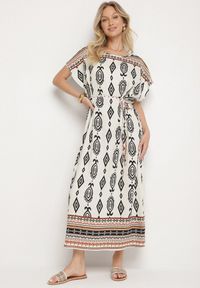 Born2be - Biała Pudełkowa Sukienka z Wiskozy w Etniczny Wzór Mirosela. Okazja: na co dzień. Kolor: biały. Materiał: wiskoza. Długość rękawa: krótki rękaw. Styl: elegancki, casual, klasyczny #1