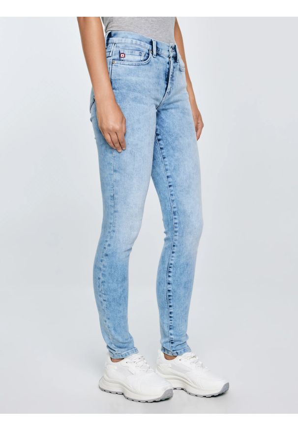 Big-Star - Jeansy damskie skinny marmurkowe jasnoniebieskie Adela 138. Kolor: niebieski. Styl: klasyczny, elegancki
