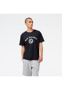 Koszulka męska New Balance MT31904BK – czarna. Kolor: czarny. Materiał: poliester, materiał, bawełna. Wzór: napisy