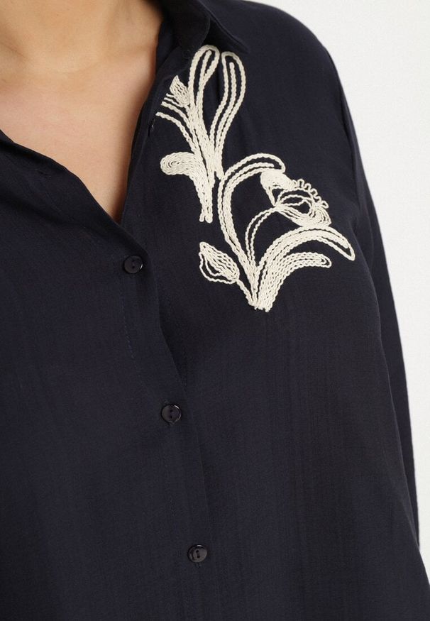 Born2be - Granatowa Koszulowa Sukienka z Wiskozy Zdobiona Kwiatowym Haftem Nalilsa. Okazja: na co dzień. Typ kołnierza: kołnierzyk klasyczny. Kolekcja: plus size. Kolor: niebieski. Materiał: wiskoza. Wzór: aplikacja, kwiaty, haft. Typ sukienki: koszulowe. Styl: klasyczny, elegancki, casual