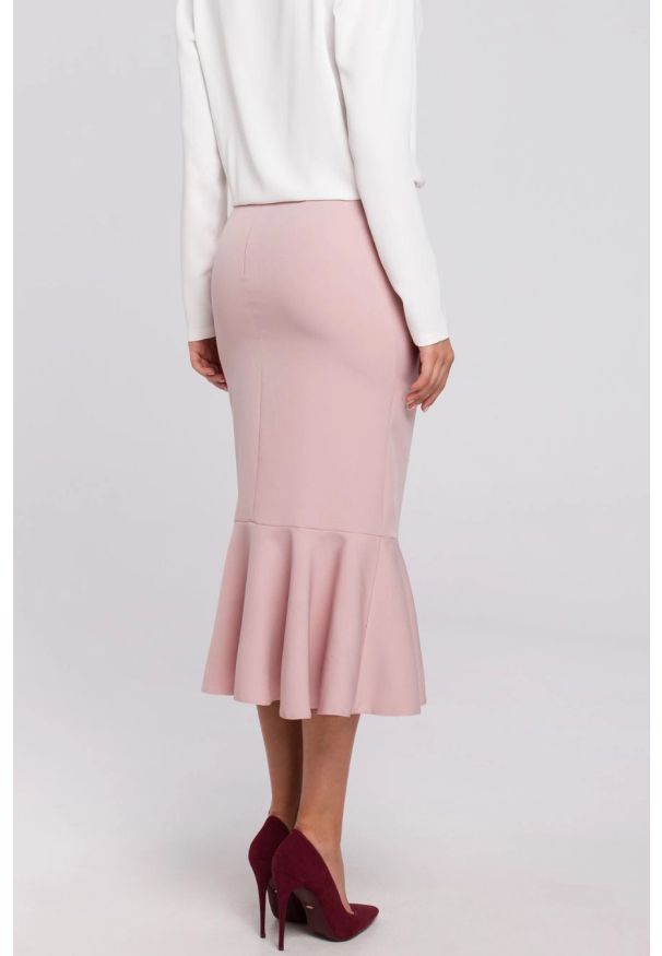 Sukienki.shop - Elegancka ołówkowa spódnica midi zakończona falbaną. Okazja: na co dzień, na spotkanie biznesowe, do pracy. Materiał: elastan, materiał. Styl: elegancki