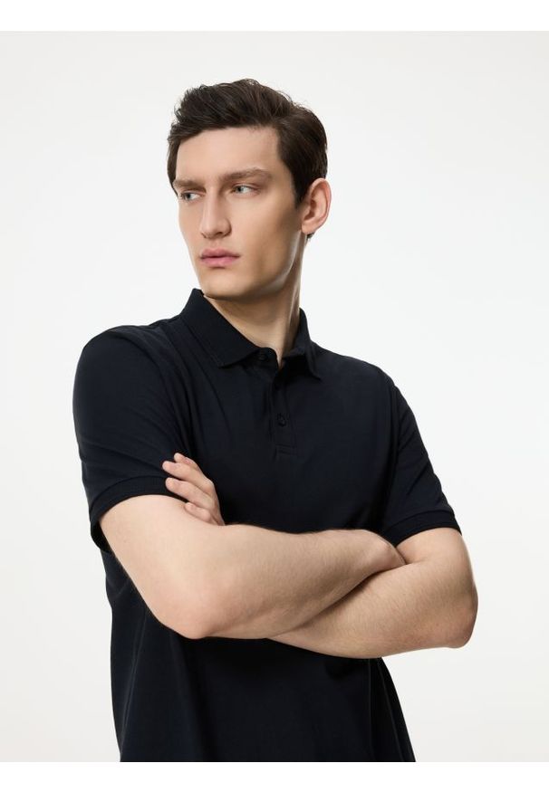 Reserved - Koszulka polo regular fit - czarny. Typ kołnierza: polo. Kolor: czarny. Materiał: bawełna, dzianina