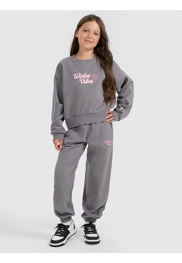 4f - 4F Bluza dresowa nierozpinana bez kaptura dziewczęca - szara 158 (12-13 lat). Okazja: na co dzień, na uczelnię. Typ kołnierza: bez kaptura. Kolor: szary. Materiał: dresówka. Sezon: lato. Styl: casual