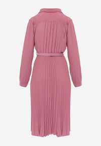 Born2be - Fuksjowa Sukienka Plisowana o Koszulowym Kroju z Paskiem z Klamrą Efronta. Okazja: na co dzień. Typ kołnierza: kołnierzyk klasyczny. Kolor: różowy. Materiał: jeans. Długość rękawa: długi rękaw. Wzór: aplikacja. Typ sukienki: koszulowe. Styl: casual, elegancki, klasyczny #4