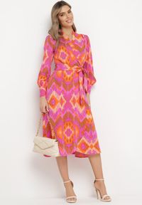 Born2be - Różowa Kopertowa Sukienka Midi z Paskiem w Talii i Wzorem Ikat Kllerdia. Kolor: różowy. Wzór: aplikacja. Typ sukienki: kopertowe. Długość: midi #2
