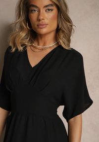 Renee - Czarna Sukienka z Bawełną i Marszczoną Górą Filaviela. Okazja: na co dzień, na spacer. Typ kołnierza: dekolt w serek. Kolor: czarny. Materiał: bawełna. Długość rękawa: krótki rękaw. Sezon: lato. Styl: casual #4