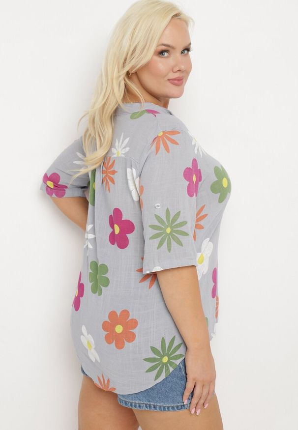 Born2be - Szara Koszula z Lnu i Bawełny w Kwiaty z Krótkim Rękawem Ambubia. Okazja: na co dzień. Typ kołnierza: dekolt w kształcie V. Kolekcja: plus size. Kolor: szary. Długość: krótkie. Wzór: kwiaty. Materiał: bawełna, len. Długość rękawa: krótki rękaw. Sezon: lato. Styl: casual
