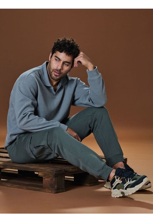 Sinsay - Spodnie tapered cargo fit - khaki. Kolor: brązowy