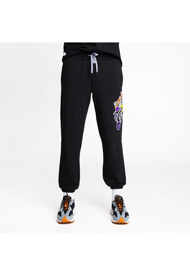Spodnie New Balance MP13582BK – czarne. Kolor: czarny. Materiał: bawełna, dresówka, poliester. Wzór: kolorowy. Sport: fitness