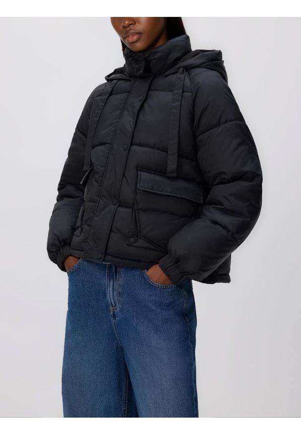 Reserved - Pikowana kurtka z kapturem - czarny. Typ kołnierza: kaptur. Kolor: czarny. Materiał: tkanina
