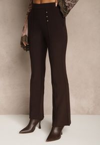 Renee - Brązowe Spodnie Dzwony High Waist Ozdobione Metalicznymi Aplikacjami Avonelle. Okazja: na co dzień. Stan: podwyższony. Kolor: brązowy. Materiał: skóra. Wzór: aplikacja. Styl: klasyczny, casual, elegancki #3