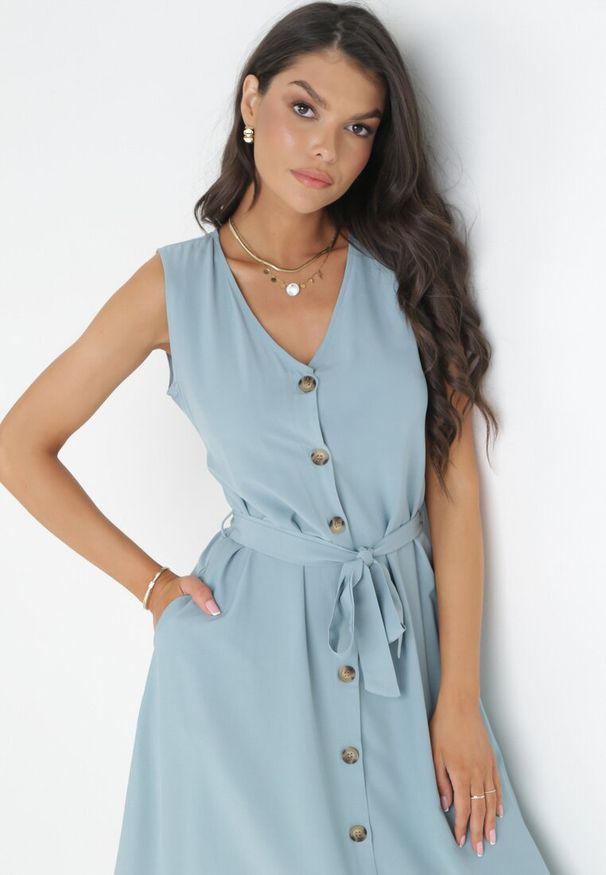 Born2be - Jasnoniebieska Trapezowa Sukienka z Wiązanym Paskiem Brystia. Kolor: niebieski. Materiał: materiał. Sezon: wiosna, lato. Typ sukienki: trapezowe