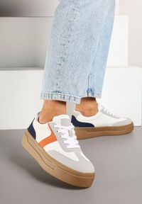 Renee - Biało-Pomarańczowe Sneakersy na Grubej Podeszwie w Stylu Kultowych Tenisówek Hanelith. Okazja: na co dzień. Kolor: biały. Materiał: jeans #4