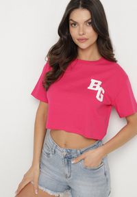 Born2be - Fuksjowy Bawełniany T-shirt Oversize o Krótkim Kroju Zariona. Okazja: na co dzień. Kolor: różowy. Materiał: bawełna. Długość: krótkie. Wzór: aplikacja. Styl: klasyczny, casual, elegancki