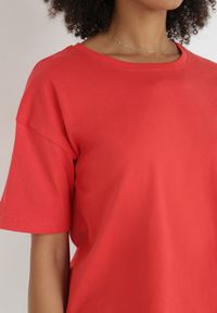 Born2be - Czerwony T-shirt Evales. Okazja: na co dzień. Kolor: czerwony. Materiał: bawełna. Długość rękawa: krótki rękaw. Długość: krótkie. Wzór: jednolity. Styl: casual #4