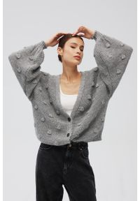 Marsala - Kardigan zapinany na guziki w kolorze GREY - BUBLE-UNI. Okazja: na co dzień, do pracy. Typ kołnierza: dekolt w serek. Materiał: wełna, poliester, jeans, akryl, poliamid. Wzór: ze splotem. Styl: casual, klasyczny