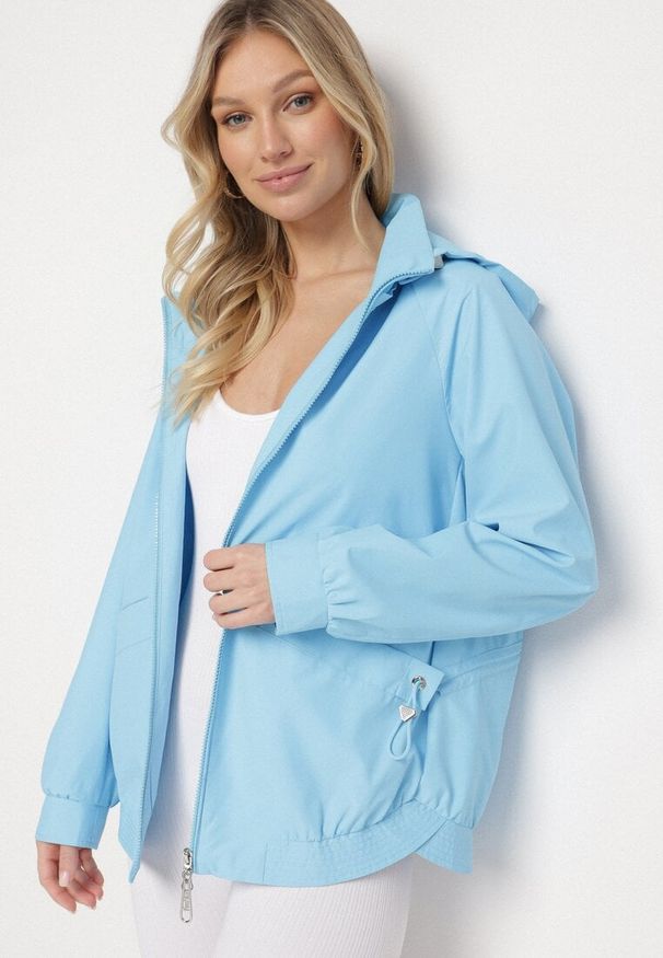 Born2be - Jasnoniebieska Kurtka Parka o Pudełkowym Kroju ze Ściągaczem w Talii i Kapturem Sesoliena. Okazja: na co dzień, na spacer. Kolor: niebieski. Materiał: jeans. Długość rękawa: długi rękaw. Długość: długie. Styl: elegancki, casual