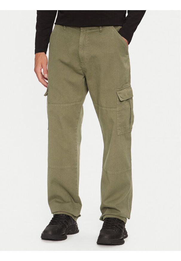 Guess Chinosy M4YB40 WGCV1 Khaki Regular Fit. Kolor: brązowy. Materiał: bawełna