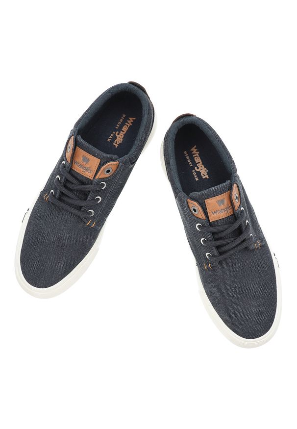 Trampki męskie Wrangler, materiałowe na płaskiej podeszwie sznurowane, ciemny denim, 20251028-27F. Okazja: na co dzień. Zapięcie: sznurówki. Kolor: niebieski. Materiał: guma, denim, skóra, materiał. Szerokość cholewki: normalna. Obcas: na płaskiej podeszwie. Styl: casual, elegancki, klasyczny