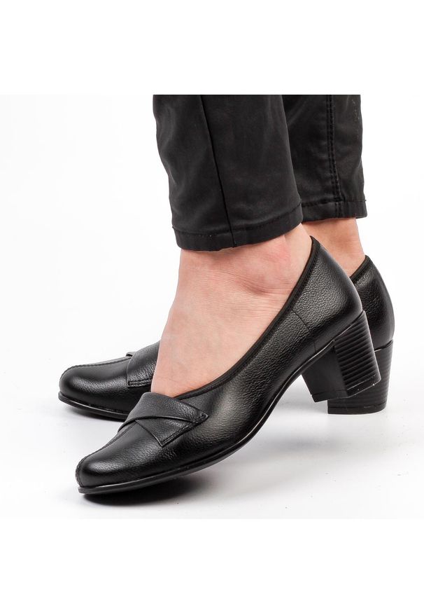 Czarne Polskie czółenka damskie na obcasie Gregors 581. Okazja: na co dzień. Nosek buta: okrągły. Kolor: czarny. Materiał: skóra. Szerokość cholewki: normalna. Wzór: aplikacja. Styl: klasyczny, casual, elegancki