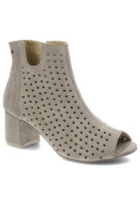 Beżowe Botki Maciejka Wygodne Skórzane Buty Damskie. Okazja: do pracy, na uczelnię, na co dzień. Kolor: beżowy. Materiał: skóra. Szerokość cholewki: normalna. Wzór: ażurowy. Styl: casual #1
