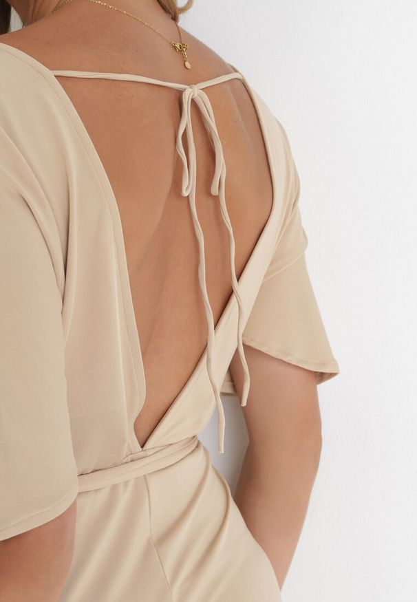 Born2be - Beżowy Długi Kombinezon z Kopertowym Dekoltem i Ozdobnym Wiązaniem Abrarani. Okazja: na spotkanie biznesowe. Kolor: beżowy. Długość: długie. Styl: biznesowy, elegancki