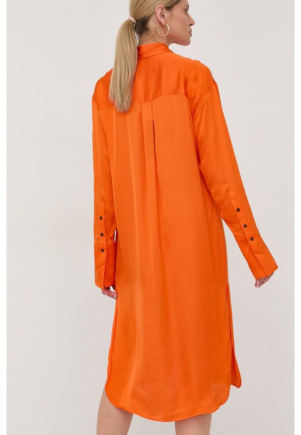 Birgitte Herskind sukienka kolor pomarańczowy midi oversize. Kolor: pomarańczowy. Materiał: guma, tkanina. Długość rękawa: długi rękaw. Typ sukienki: oversize. Długość: midi