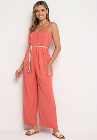 Born2be - Czerwony Kombinezon na Cienkich Regulowanych Ramiączkach ze Ściągaczem w Talii Huetta. Okazja: na co dzień. Kolor: czerwony. Materiał: jeans. Długość rękawa: na ramiączkach. Długość: długie. Styl: elegancki, casual #1
