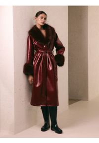 Reserved - Płaszcz z imitacji skóry - burgundowy. Kolor: czerwony. Materiał: skóra #1