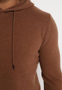 Born2be - Brązowy Sweterkowa Bluza z Akrylu z Kapturem i Ściągaczami Koiobs. Typ kołnierza: kaptur. Kolor: brązowy. Materiał: akryl. Styl: klasyczny #3