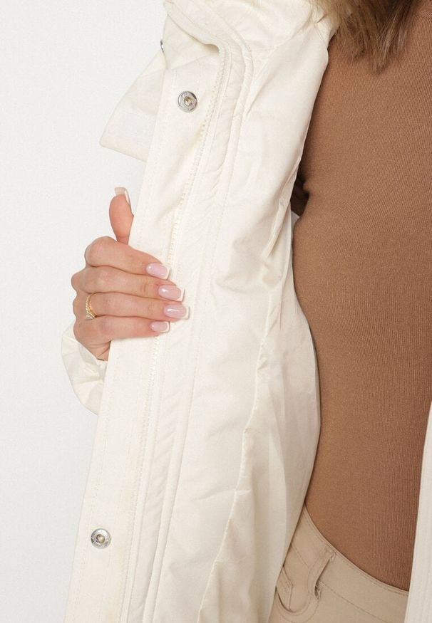 Born2be - Beżowa Oversizowa Kurtka Bomberka z Kapturem i Ozdobnymi Kieszeniami Nalana. Okazja: na co dzień, na spacer. Typ kołnierza: kaptur. Kolor: beżowy. Materiał: poliester, dzianina, jeans. Wzór: aplikacja. Styl: casual, sportowy