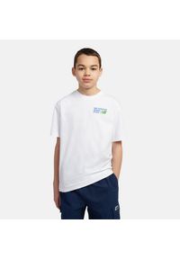 Koszulka dziecięca New Balance LAKB0295BWE – biała. Kolor: biały. Materiał: bawełna, materiał. Długość rękawa: krótki rękaw. Długość: krótkie. Wzór: aplikacja, napisy #1