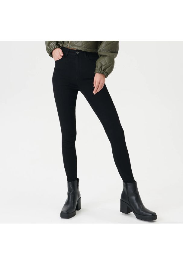 Sinsay - Jeansy skinny high waist - Czarny. Stan: podwyższony. Kolor: czarny