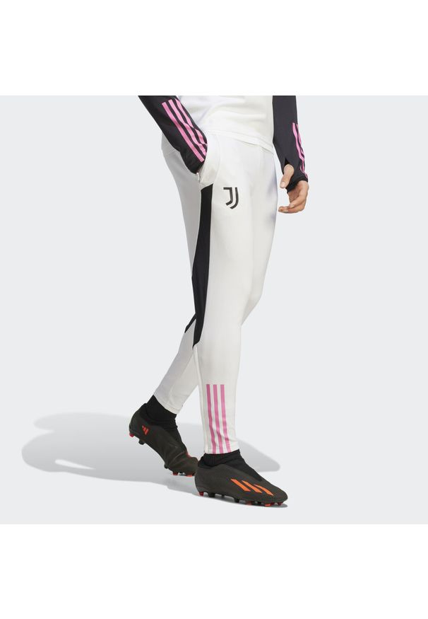 Spodnie do piłki nożnej męskie Adidas Juventus Tiro 23 Training Pants. Kolor: biały. Materiał: dresówka, materiał