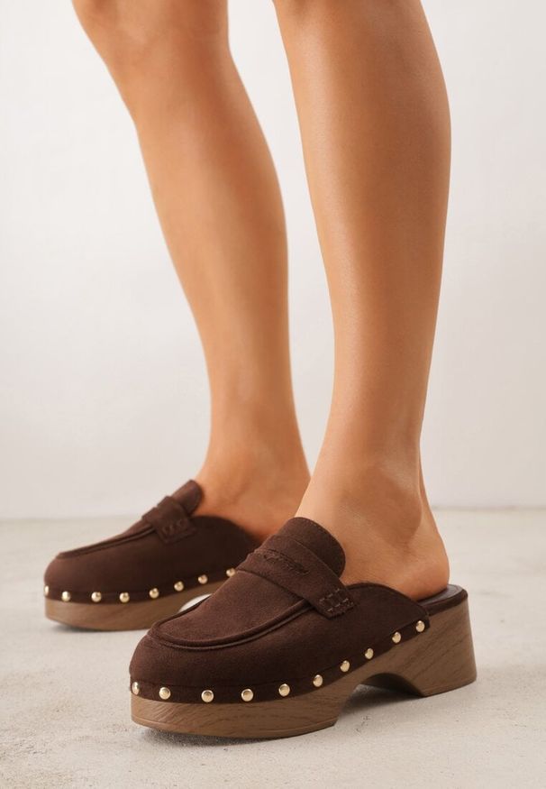 Renee - Brązowe Klapki Drewniaki o Fasonie Loafersów z Ozdobnymi Nitami Sargita. Okazja: na co dzień. Kolor: brązowy. Materiał: skóra. Wzór: haft. Styl: elegancki, casual