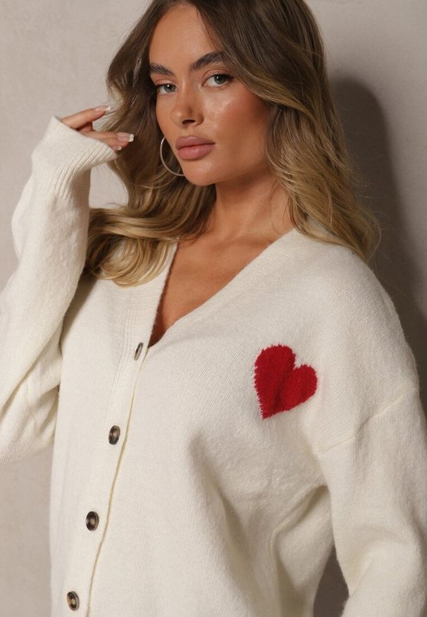 Renee - Biały Rozpinany Kardigan Ozdobiony Sercem Miathia. Okazja: na co dzień. Typ kołnierza: dekolt w kształcie V. Kolor: biały. Materiał: jeans. Wzór: aplikacja. Styl: elegancki, casual