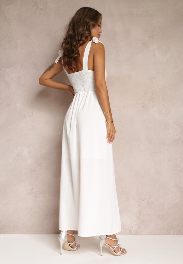 Renee - Biała Sukienka Rozkloszowana z Wiązanymi Ramiączkami i Wycięciem Argomeda. Okazja: na co dzień, na imprezę. Typ kołnierza: kokarda. Kolor: biały. Długość rękawa: na ramiączkach. Wzór: gładki. Styl: casual. Długość: maxi