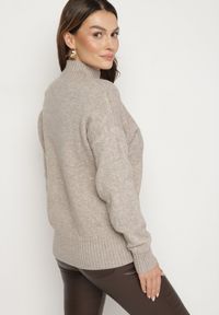 Born2be - Ciemnobeżowy Sweter Golf z Ozdobnym Tłoczeniem Zakończony Ściągaczem Melodiea. Okazja: na co dzień, na spacer. Typ kołnierza: golf. Kolor: beżowy. Materiał: jeans. Wzór: aplikacja. Sezon: zima, jesień. Styl: klasyczny, casual #4