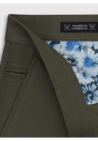 PAKO LORENTE – Zielone gładkie spodnie męskie P24SF-WX-003-Z-0 - Pako Lorente. Kolor: zielony. Materiał: bawełna. Wzór: gładki. Sezon: wiosna. Styl: klasyczny #5