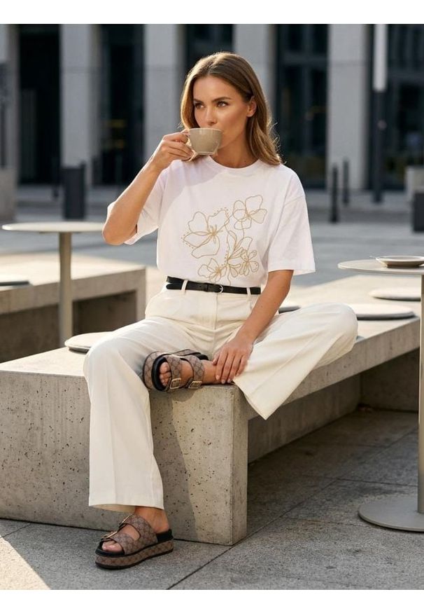 Sinsay - Bawełniana koszulka z haftem - kremowy. Kolor: kremowy. Materiał: bawełna. Wzór: haft