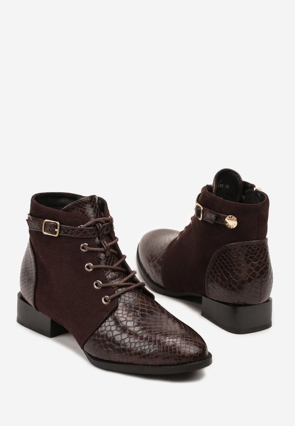 Born2be - Brązowe Botki Vices Zdobione Imitacją Skóry Węża i Klamerką Gelisa. Okazja: na co dzień. Kolor: brązowy. Materiał: skóra. Wzór: aplikacja. Obcas: na obcasie. Styl: casual, elegancki. Wysokość obcasa: niski