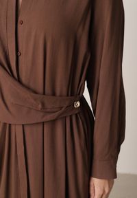 Born2be - Brązowa Wiskozowa Sukienka Koszulowa z Marszczeniem i Guzikiem w Talii Lennatha. Okazja: na co dzień. Kolor: brązowy. Materiał: wiskoza. Typ sukienki: koszulowe. Styl: casual, elegancki, klasyczny #3